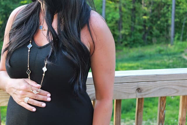 Stilettos and Diapers: 22 weeks pregnant | Molly Suzanne Clover Necklace