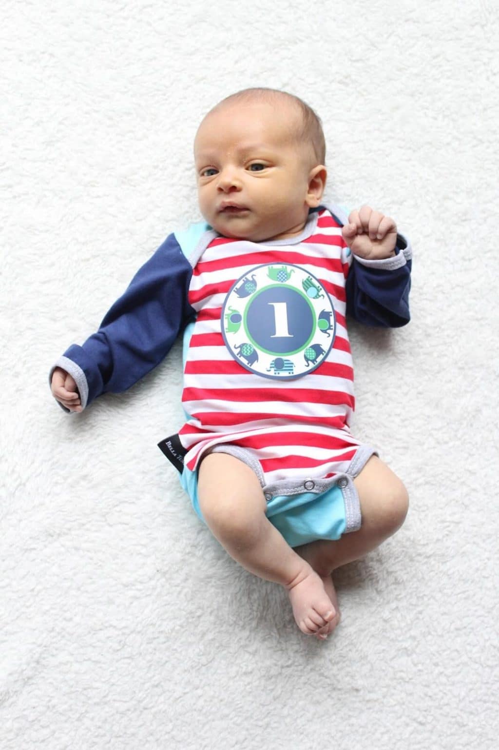 Baby Update: 1 month old, sticker onesie