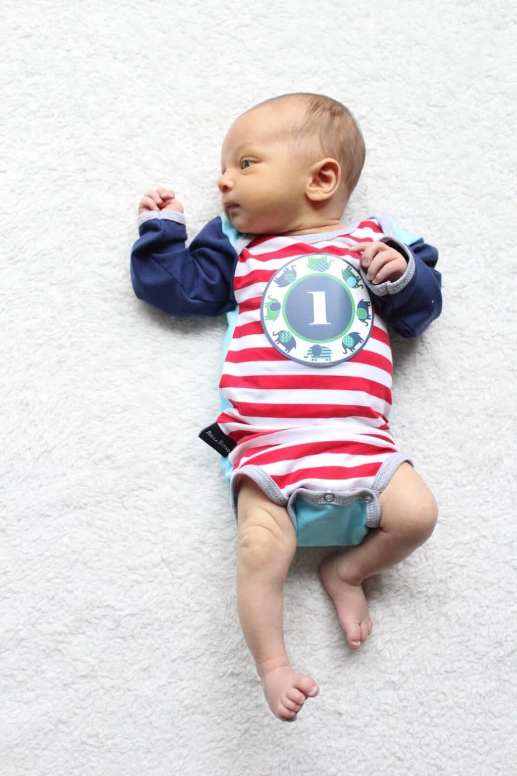 Baby Update: 1 month old, sticker onesie