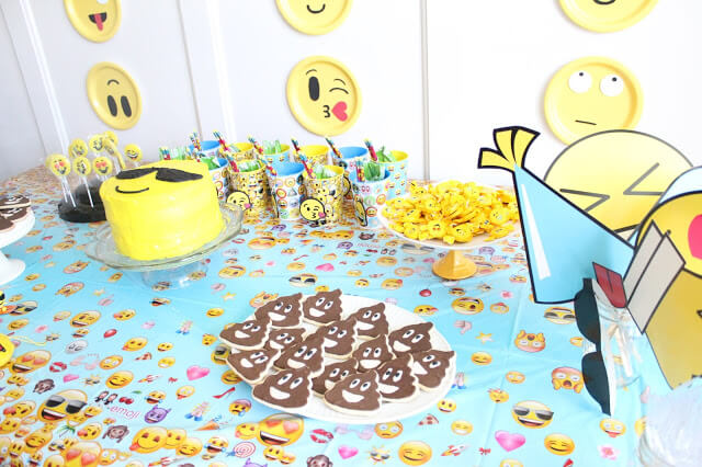Birthday, Emoji Party, Theme Party, Tablescape, DiY Backdrop