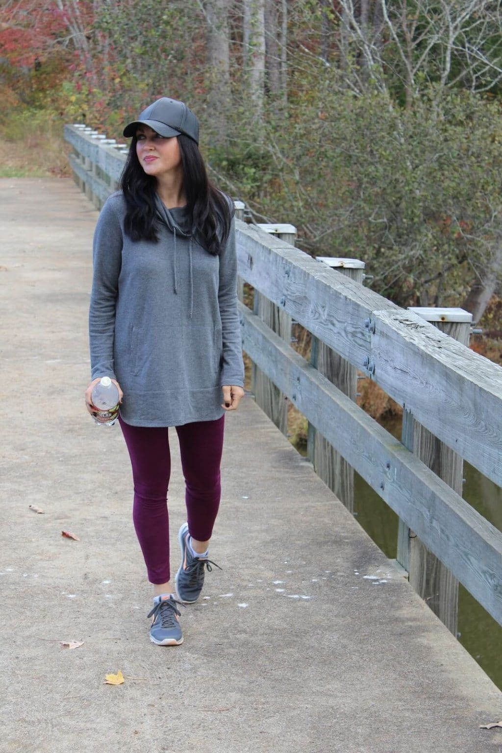 How to wear athleisure outfit with a hat