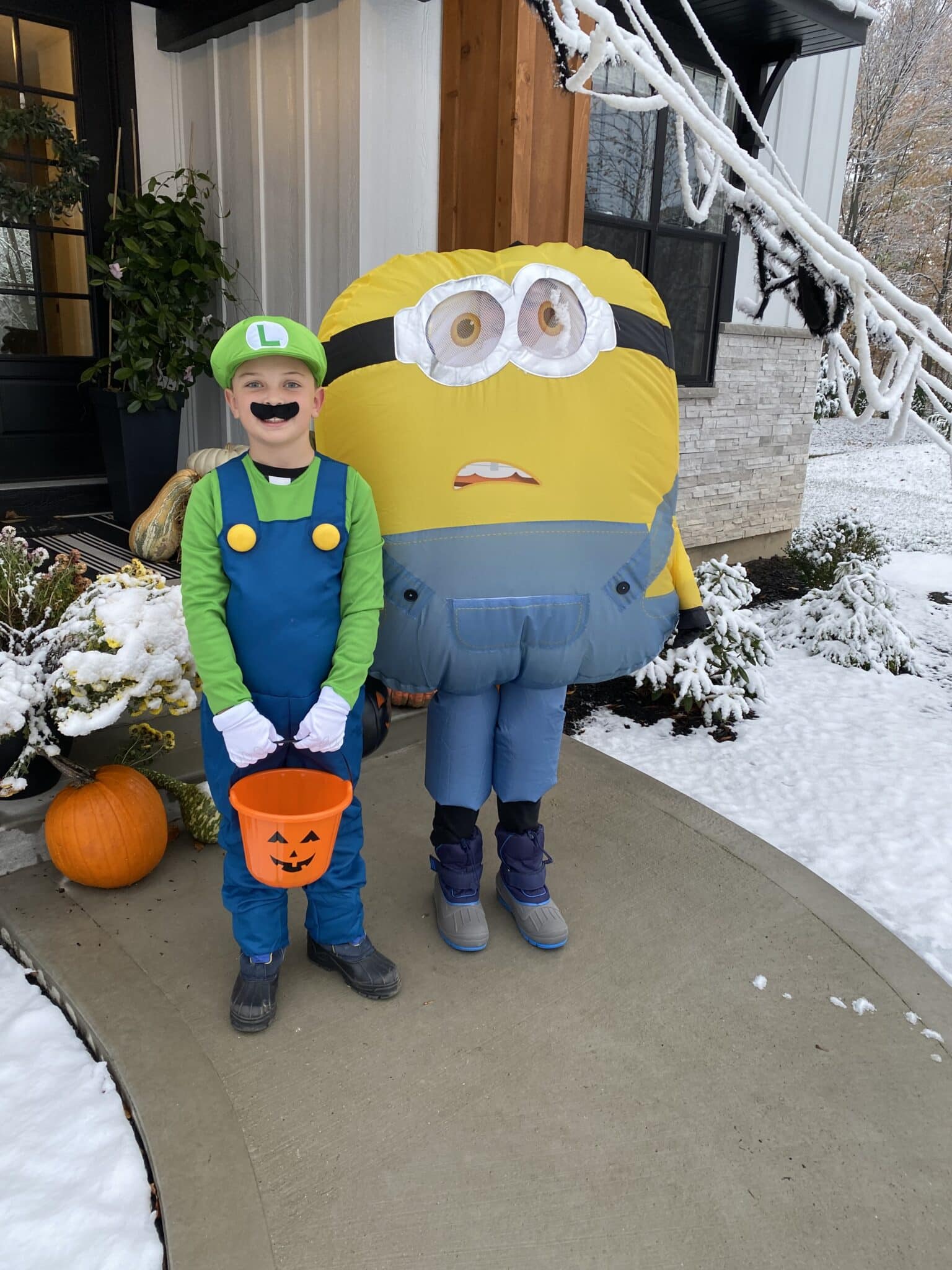 Halloween 2023, Minion costume, luigi costume, stilettos and diapers 